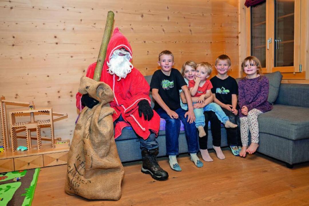 V.l. Samichlous, Samuel, Salome mit Nico, Mika und Melina. V.l. Samichlous, Samuel, Salome mit Nico, Mika und Melina.