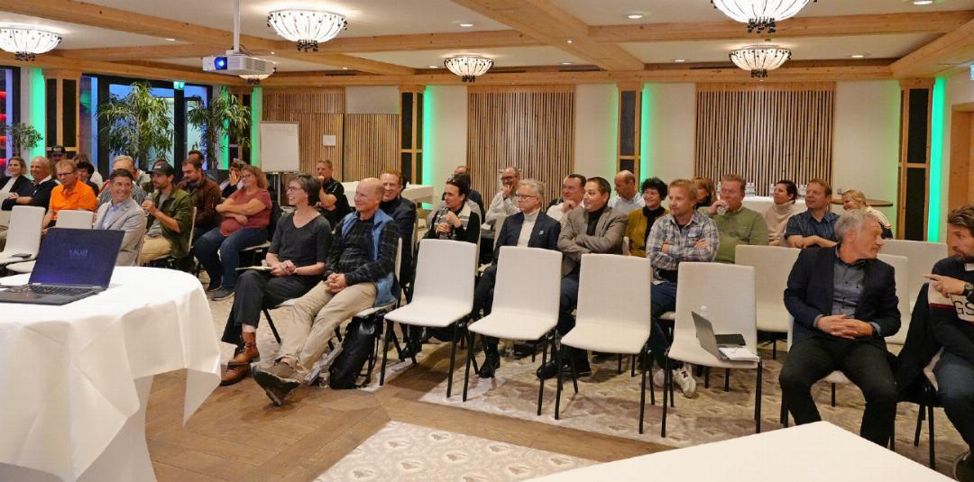 Ein Abend voller Diskussionen, Impulse und Inputs: Im Schönrieder Hotel Ermitage kamen rund 40 Mitglieder des Destinationsrats zusammen, um gemeinsam an der Zukunft der Destination Gstaad zu arbeiten. Vertreterinnen und Vertreter aus Gemeinden, Tourismus, Hotellerie und Gewerbe erarbeiteten in Workshops konkrete Ideen – von nachhaltiger Mo-Wie kann die Region Gstaad nachhaltig wachsen, ohne an bilität bis zur Besucherlenkung. Gleichzeitig Ein Abend voller Diskussionen, Impulse und Inputs: Im Schönrieder Hotel Ermitage kamen rund 40 Mitglieder des Destinationsrats zusammen, um gemeinsam an der Zukunft der Destination Gstaad zu arbeiten. Vertreterinnen und Vertreter aus Gemeinden, Tourismus, Hotellerie und Gewerbe erarbeiteten in Workshops konkrete Ideen – von nachhaltiger Mo-Wie kann die Region Gstaad nachhaltig wachsen, ohne an bilität bis zur Besucherlenkung. Gleichzeitig
