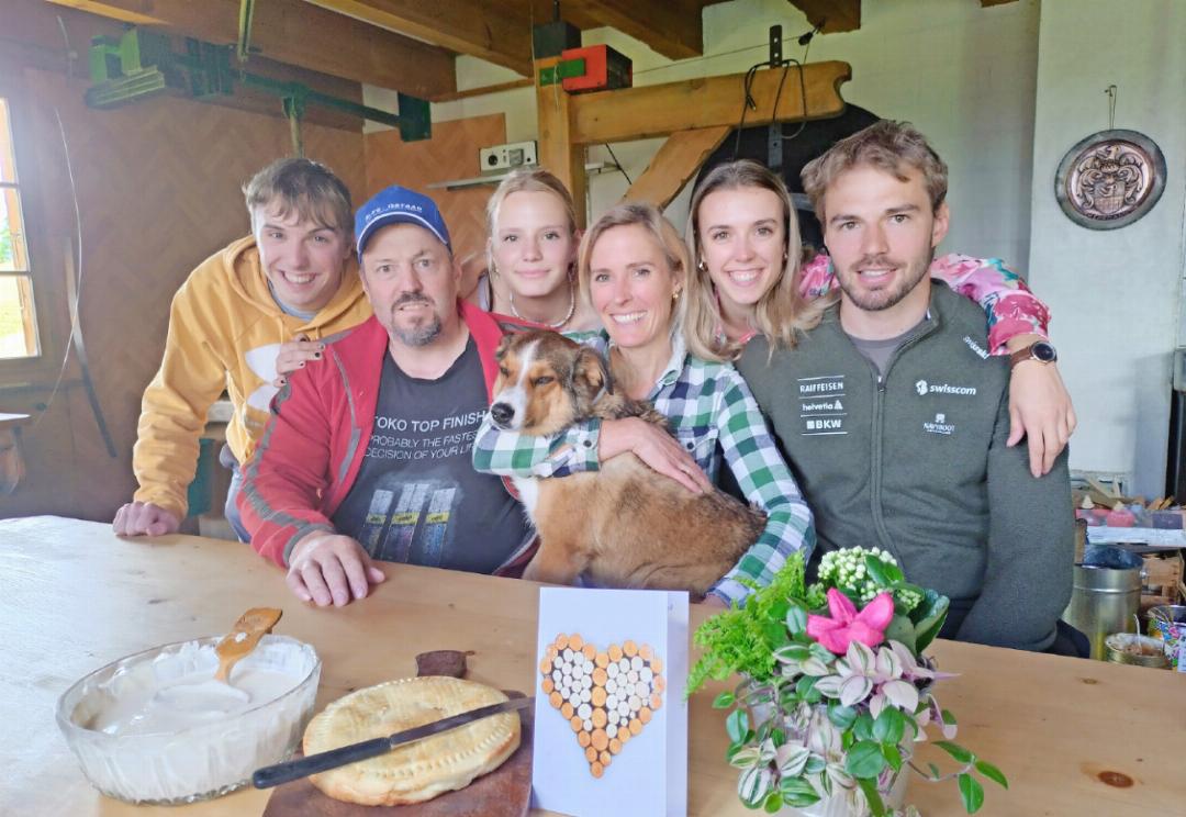 Die Familie Herrmann: von links: Sohn Max, Ehemann Markus, Tochter Mia, Nathalie und ihr «Hundeli», Tochter Zoë und Sohn Luc. FOTO: ZVG Die Familie Herrmann: von links: Sohn Max, Ehemann Markus, Tochter Mia, Nathalie und ihr «Hundeli», Tochter Zoë und Sohn Luc. FOTO: ZVG