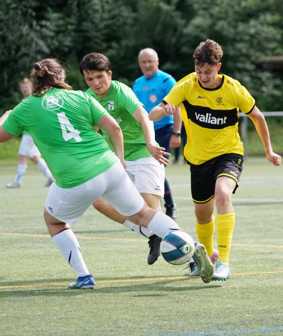 Lars Hauswirth aus der zweiten Mannschaft dribbelt an einem Gegenspieler vorbei. FOTOS: ZVG Lars Hauswirth aus der zweiten Mannschaft dribbelt an einem Gegenspieler vorbei. FOTOS: ZVG
