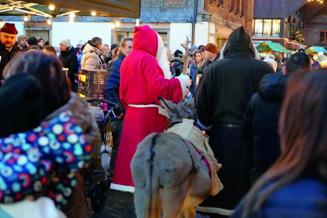 Der Samichlous bahnt sich den Weg zum Sanonaplatz. Der Samichlous bahnt sich den Weg zum Sanonaplatz.