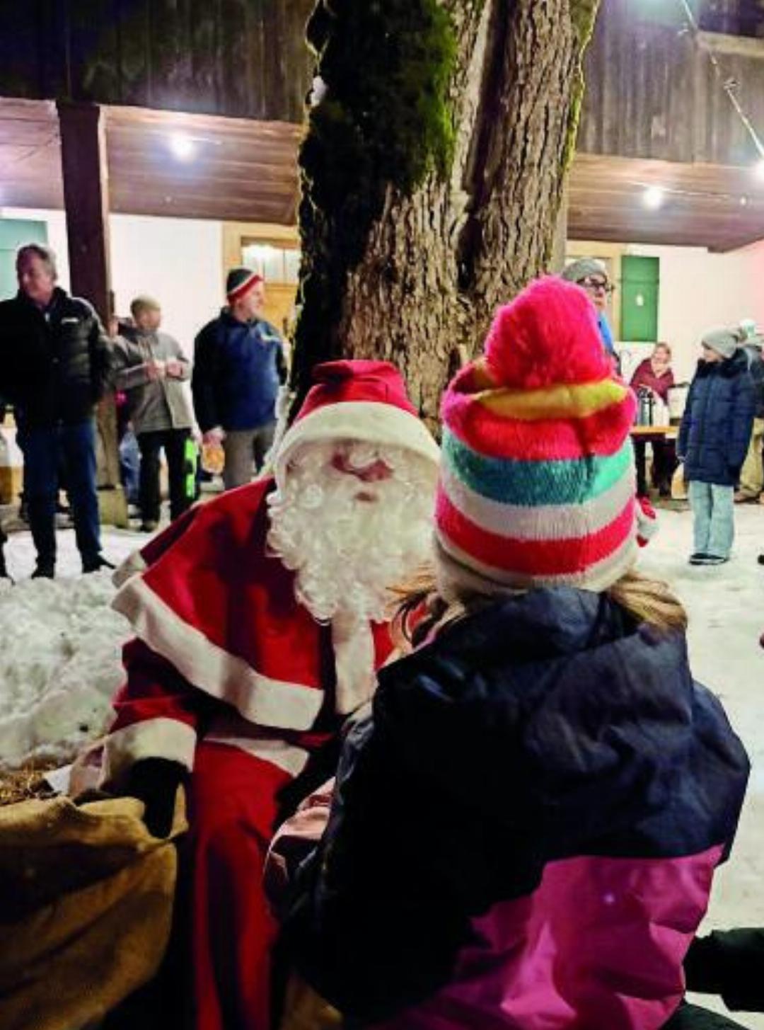 Voller Freude hörte sich der Gsteiger Samichlous die Värsli und Lieder der Kinder an. Voller Freude hörte sich der Gsteiger Samichlous die Värsli und Lieder der Kinder an.