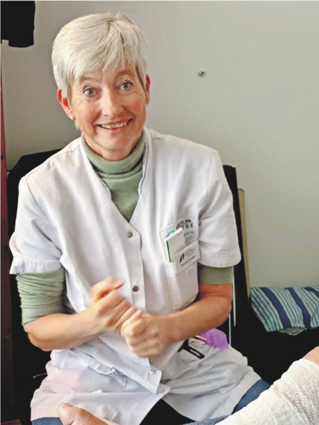 Detektivin, Psychologin und Wundexpertin in einem: Der Beruf bedeutet für Elisabeth Kohlervon Siebenthal viel mehr als nur einen Verband anzulegen.   FOTO: ZVG