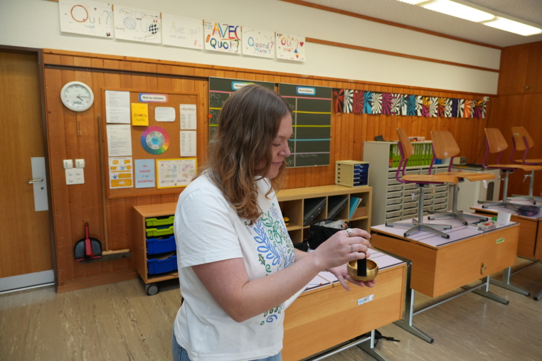 Die Klangschale: Amelia Westemeier bringt mit sanften Tönen Ruhe und Struktur in den Unterricht. Die Klangschale: Amelia Westemeier bringt mit sanften Tönen Ruhe und Struktur in den Unterricht.