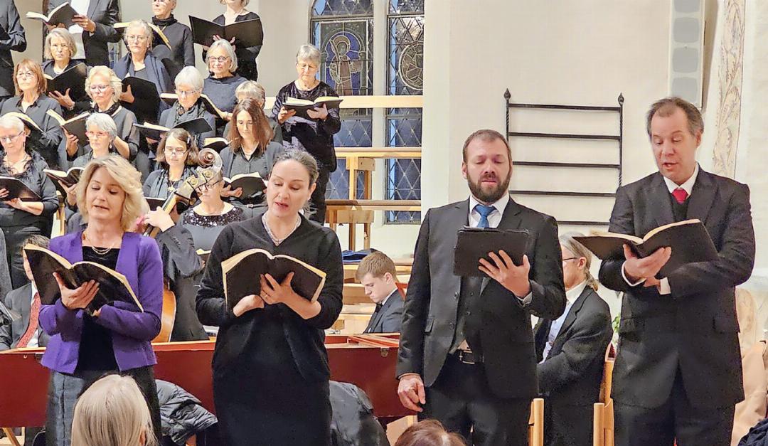 Die Solistinnen und Solisten der «Messias»-Aufführung am 7. Dezember in der reformierten Kirche Zweisimmen: v.l. Beatrice Ruchti (Sopran), Alexandra Busch (Alt), Nino Aurelio Gmünder (Tenor) und Stefan Vock (Bass). Die Solistinnen und Solisten der «Messias»-Aufführung am 7. Dezember in der reformierten Kirche Zweisimmen: v.l. Beatrice Ruchti (Sopran), Alexandra Busch (Alt), Nino Aurelio Gmünder (Tenor) und Stefan Vock (Bass).