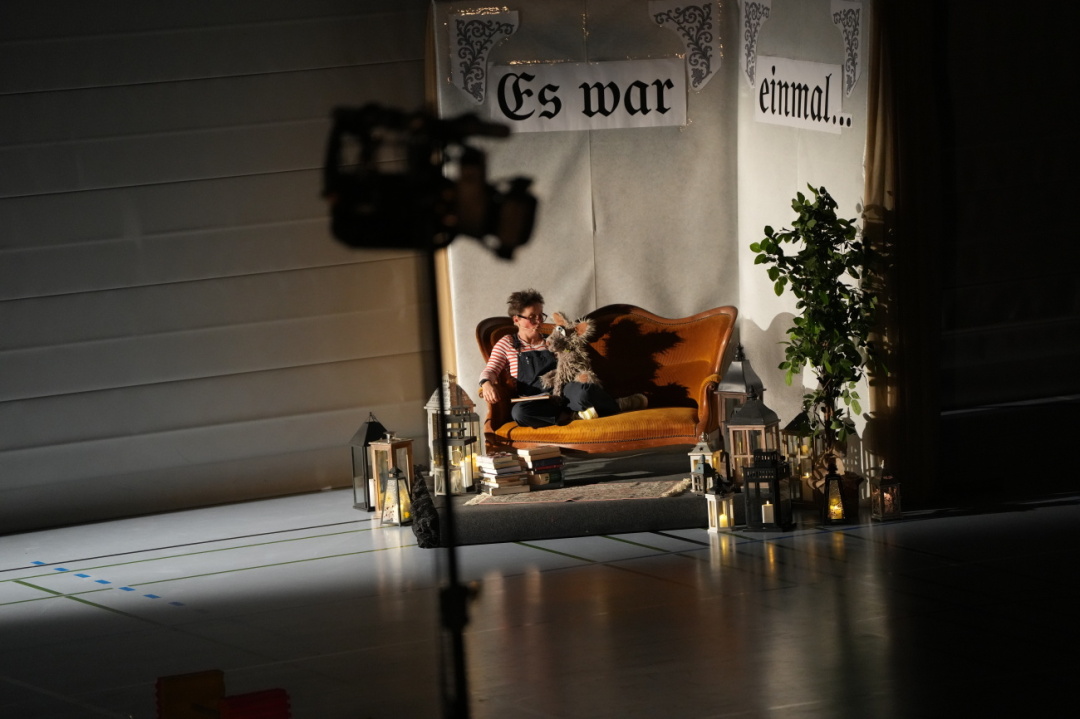 Jenny Sterchi mit ihrer Handpuppe Giselo. Jenny Sterchi mit ihrer Handpuppe Giselo.