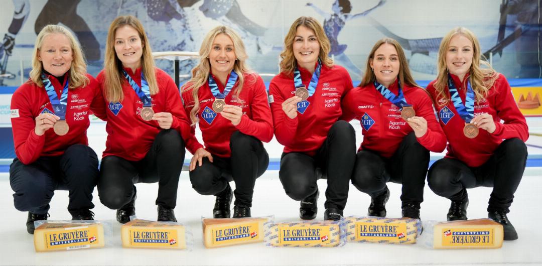 Das Bronzeteam Hürlimann mit v.r. Skip Corrie Hürlimann, Stefanie Berset, Celine Schwizgebel, Melina Bezzola (Ersatzspielerin), Martina Loertscher und Coach Janet Hürlimann. Das Bronzeteam Hürlimann mit v.r. Skip Corrie Hürlimann, Stefanie Berset, Celine Schwizgebel, Melina Bezzola (Ersatzspielerin), Martina Loertscher und Coach Janet Hürlimann.