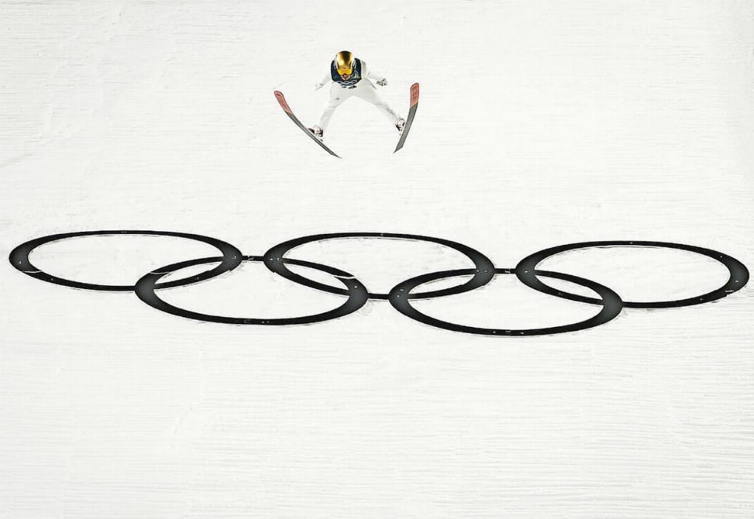 Sandro Hauswirth nimmt zum ersten Mal an Olympischen Spielen teil. Hier bei einem seiner Sprünge auf der Normalschanze in Predazzo.
FOTO: EXPA PICTURES/JÜRGEN FEICHTER Sandro Hauswirth nimmt zum ersten Mal an Olympischen Spielen teil. Hier bei einem seiner Sprünge auf der Normalschanze in Predazzo.
FOTO: EXPA PICTURES/JÜRGEN FEICHTER