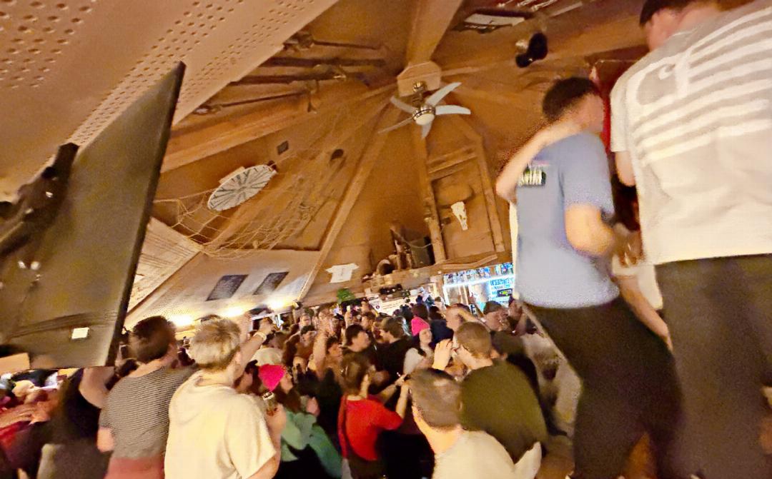 Ausgelassene Stimmung: Die «Franatiker» feiern die drei Goldmedaillen von Franjo von Allmen in der Lothar-Bar in Zweisimmen. FOTO: MARCO MINNIG Ausgelassene Stimmung: Die «Franatiker» feiern die drei Goldmedaillen von Franjo von Allmen in der Lothar-Bar in Zweisimmen. FOTO: MARCO MINNIG