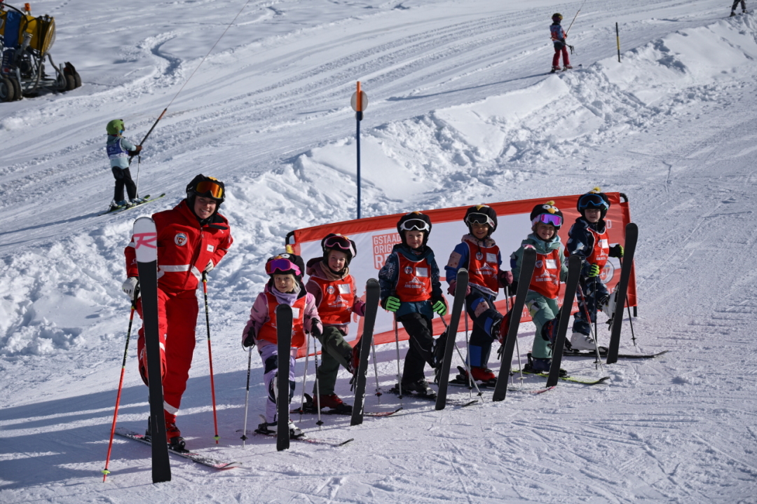 Tabitha Reichenbach aus Lauenen mit einer Skiklasse. Tabitha Reichenbach aus Lauenen mit einer Skiklasse.