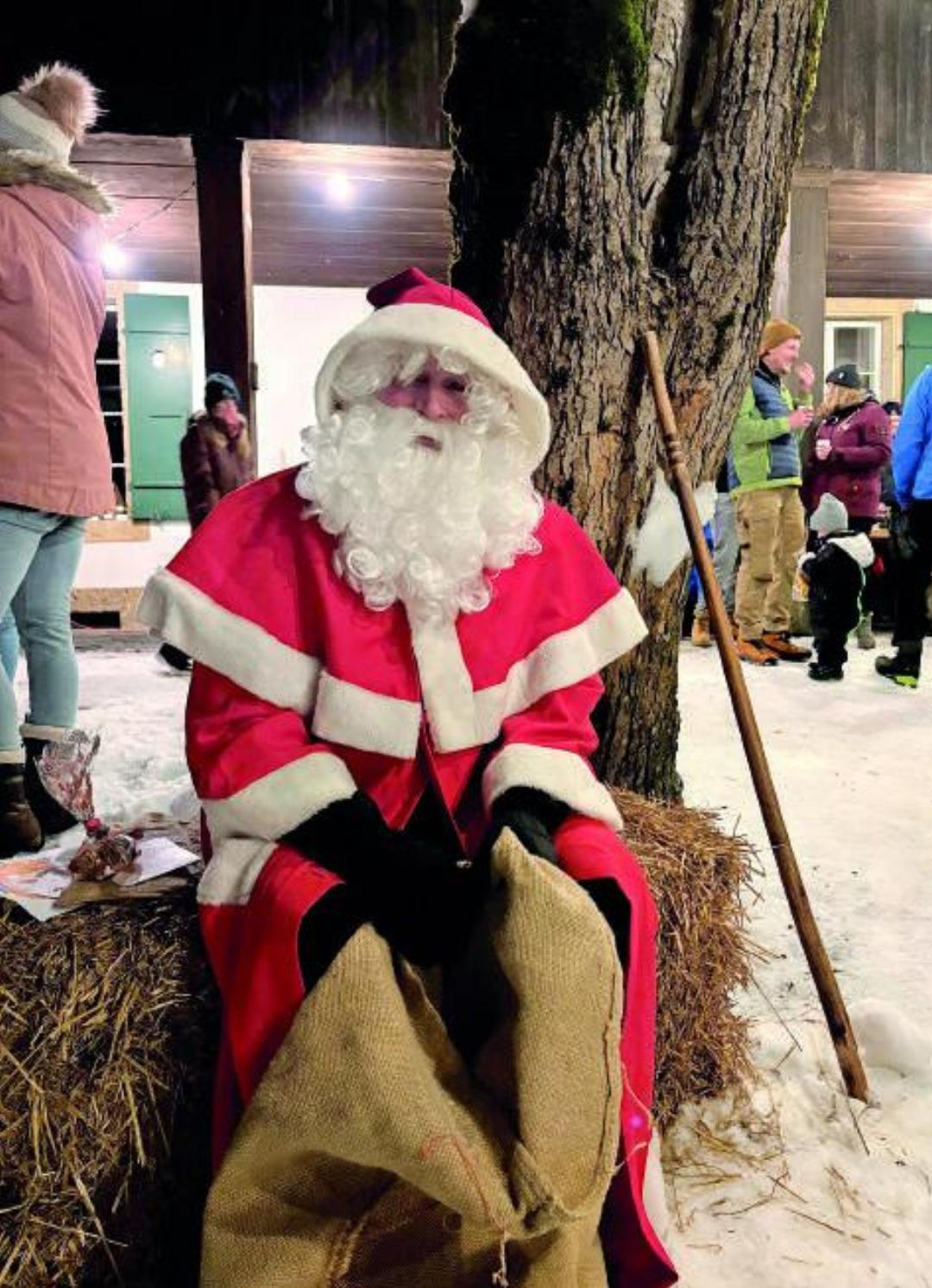 Der Samichlous ist froh, dass er nur noch den leeren Sack nach Hause tragen muss. Der Samichlous ist froh, dass er nur noch den leeren Sack nach Hause tragen muss.