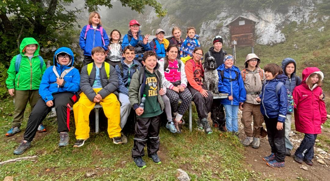 Eine bunte Kinderschar unterwegs im Nieselregen. Eine bunte Kinderschar unterwegs im Nieselregen.