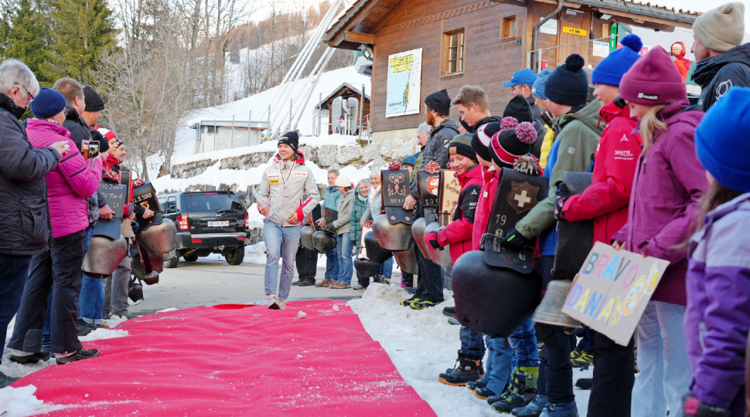 Eine gerührte Dania Allenbach vom Skiclub Turbach-Bissen schreitet am Wasserngrat über den roten Teppich. FOTOS: JONATHAN SCHOPFER Eine gerührte Dania Allenbach vom Skiclub Turbach-Bissen schreitet am Wasserngrat über den roten Teppich. FOTOS: JONATHAN SCHOPFER