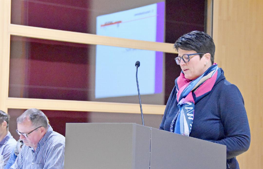 Barbara Kernen ist seit fast einem Jahr Gemeindepräsidentin in Gsteig. Sie leitete am Freitag nicht zum ersten Mal eine Gemeindeversammlung, eine Premiere gab es aber dennoch: Das Rednerpult samt Mikrofon kam zum ersten Mal zum Einsatz. FOTOS: ANITA MOSER Barbara Kernen ist seit fast einem Jahr Gemeindepräsidentin in Gsteig. Sie leitete am Freitag nicht zum ersten Mal eine Gemeindeversammlung, eine Premiere gab es aber dennoch: Das Rednerpult samt Mikrofon kam zum ersten Mal zum Einsatz. FOTOS: ANITA MOSER