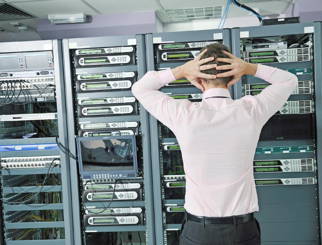 Steigt ein Server eines Hostinganbieters aus, wird die Ohnmacht gegenüber der Digitalisierung spürbar. SYMBOLBILD: VECTEEZY/BENIS ARAPOVIC Steigt ein Server eines Hostinganbieters aus, wird die Ohnmacht gegenüber der Digitalisierung spürbar. SYMBOLBILD: VECTEEZY/BENIS ARAPOVIC