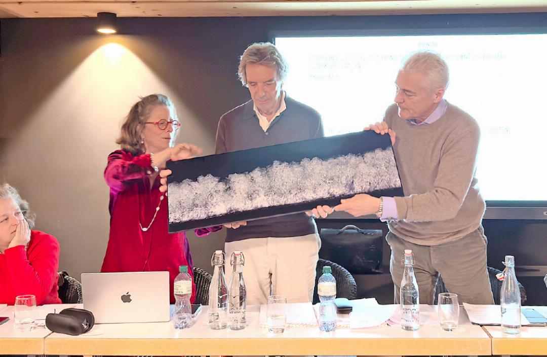 Philippe Gudin wurde als langjähriger Verwaltungsratspräsident mit würdigenden Worten und einem Geschenk verabschiedet. Philippe Gudin wurde als langjähriger Verwaltungsratspräsident mit würdigenden Worten und einem Geschenk verabschiedet.