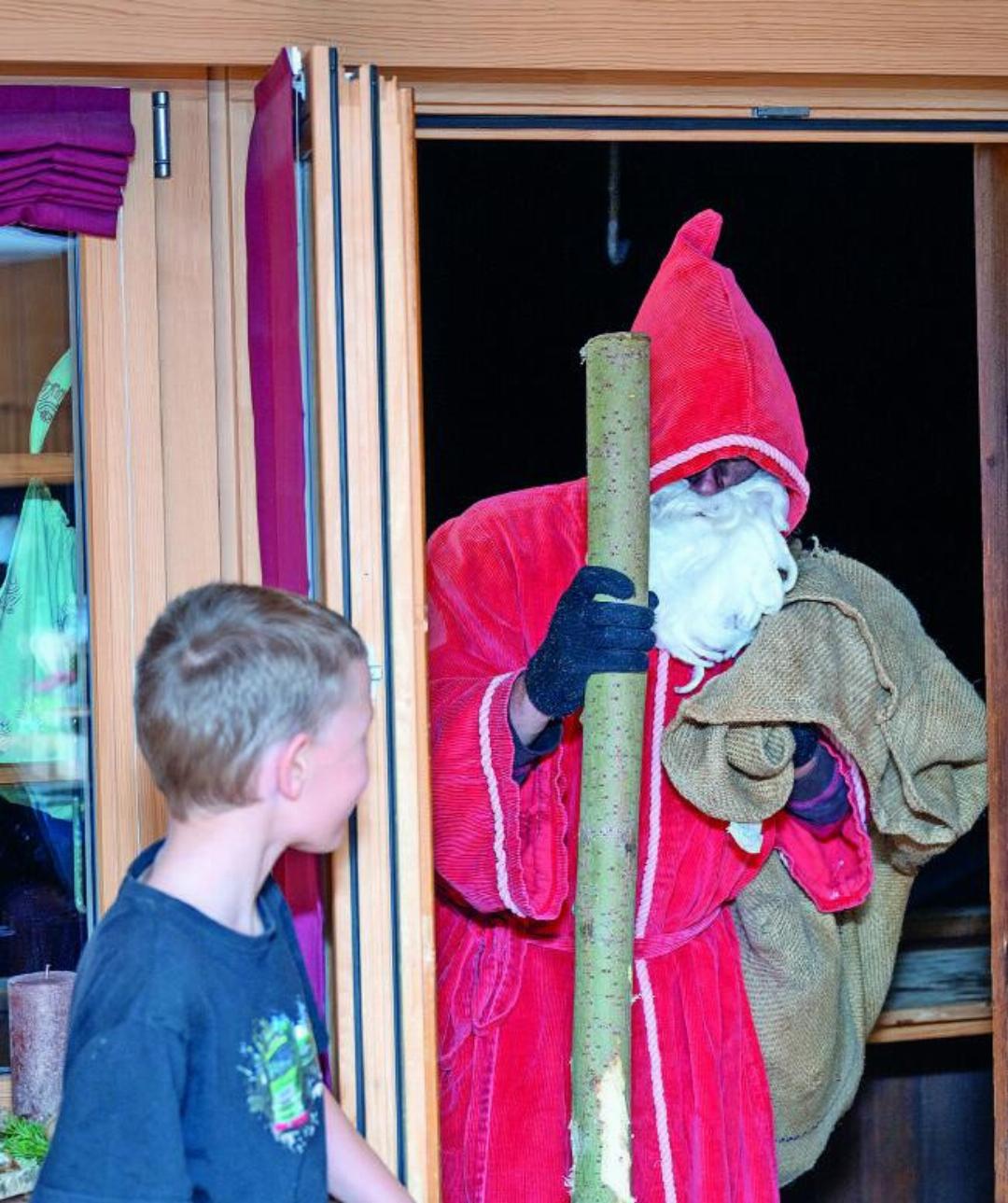 Samuel öffnet dem Samichlous die Türe. Samuel öffnet dem Samichlous die Türe.