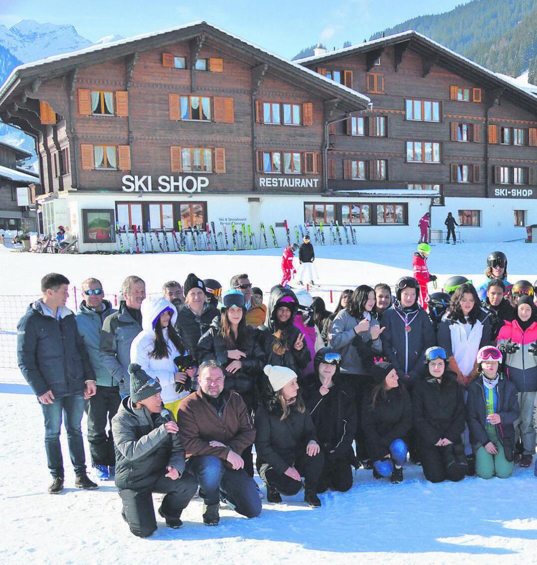 Die Teilnehmer:innen von Deux im Schnee mit den Organisatoren und Verantwortlichen aus der Region und der gesamten Schweiz.