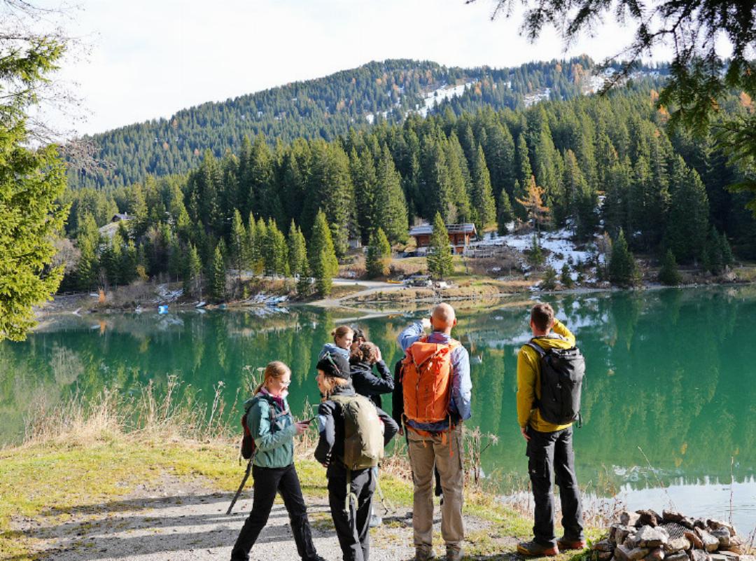 Ein kurzer Stopp an einem schönen Aussichtspunkt. Ein kurzer Stopp an einem schönen Aussichtspunkt.