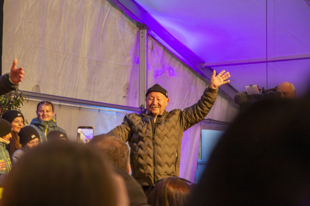 Gemeindepräsident Albert Wampfler würdigte den dreifachen Olympiasieger auf der Bühne. (Fotos: AvS) Gemeindepräsident Albert Wampfler würdigte den dreifachen Olympiasieger auf der Bühne. (Fotos: AvS)