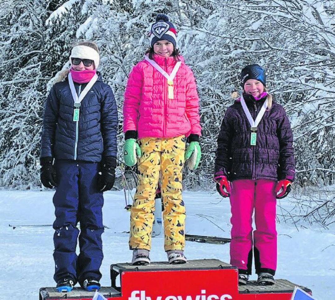 Das Podest der Mädchen U12: Siegerin Livia Lüthy (Mitte) zwischen der Zweitplatzierten Michelle Künzi (links) und Sofia Lüthi auf Rang 3.