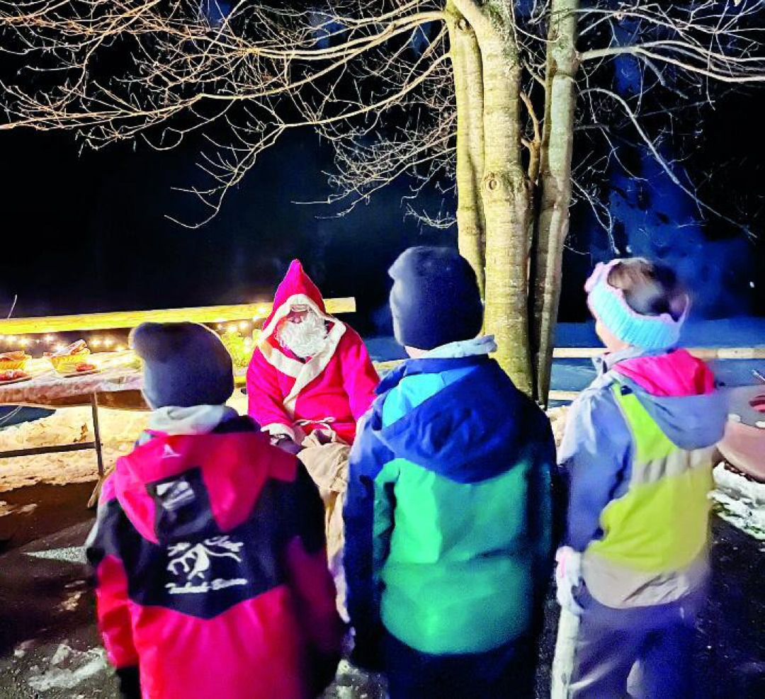 Beim neu eröffneten und in wunderschöner Adventsstimmung hergerichteten «Sunnestübli» lauschte der Samichlous den Versen der Kinder, während Gross und Klein bei warmem Punsch und Glühwein das gemütliche Zusammensein geniessen konnte. FOTO : I . MATTI/DO TURBACH Beim neu eröffneten und in wunderschöner Adventsstimmung hergerichteten «Sunnestübli» lauschte der Samichlous den Versen der Kinder, während Gross und Klein bei warmem Punsch und Glühwein das gemütliche Zusammensein geniessen konnte. FOTO : I . MATTI/DO TURBACH