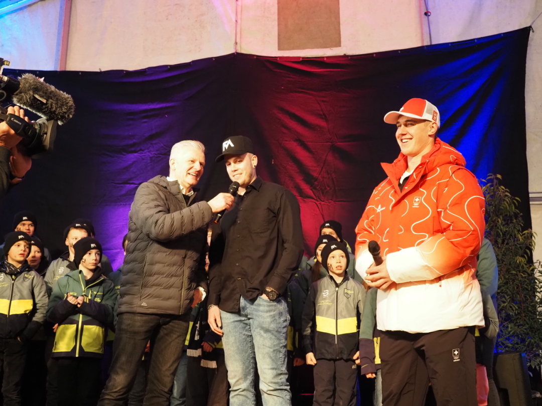 Dauerhafte Fanliebe: Sandro Siegenthaler liess sich das Logo von Franjo von Allmen tätowieren. (Foto: Fabian Kopp / Simmental Zeitung) Dauerhafte Fanliebe: Sandro Siegenthaler liess sich das Logo von Franjo von Allmen tätowieren. (Foto: Fabian Kopp / Simmental Zeitung)