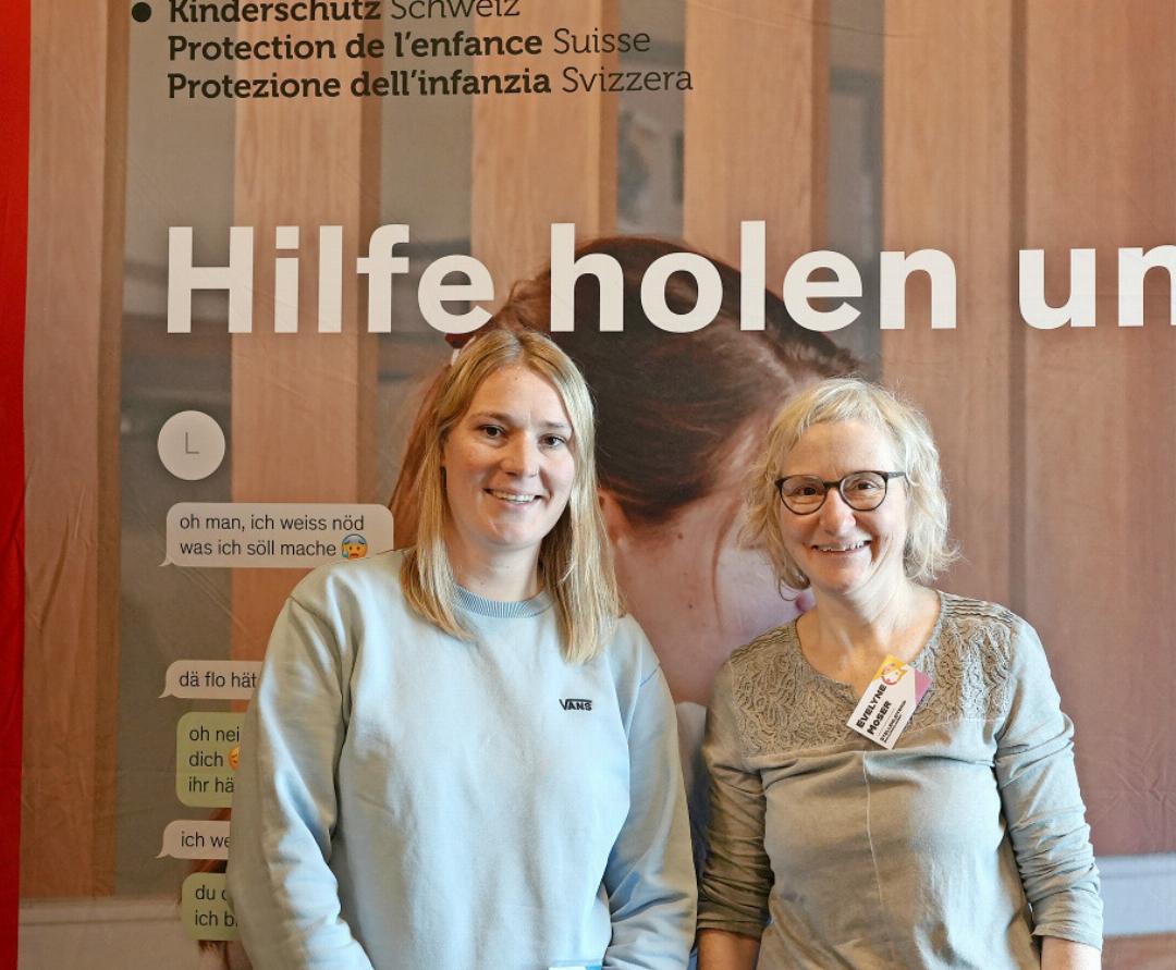 Die beiden Moderatorinnen Stefanie Oehrli (Juga, links) und Evelyn Moser (Schulsozialarbeit) freuen sich über die erfolgreichen zwei Projektwochen. Die beiden Moderatorinnen Stefanie Oehrli (Juga, links) und Evelyn Moser (Schulsozialarbeit) freuen sich über die erfolgreichen zwei Projektwochen.