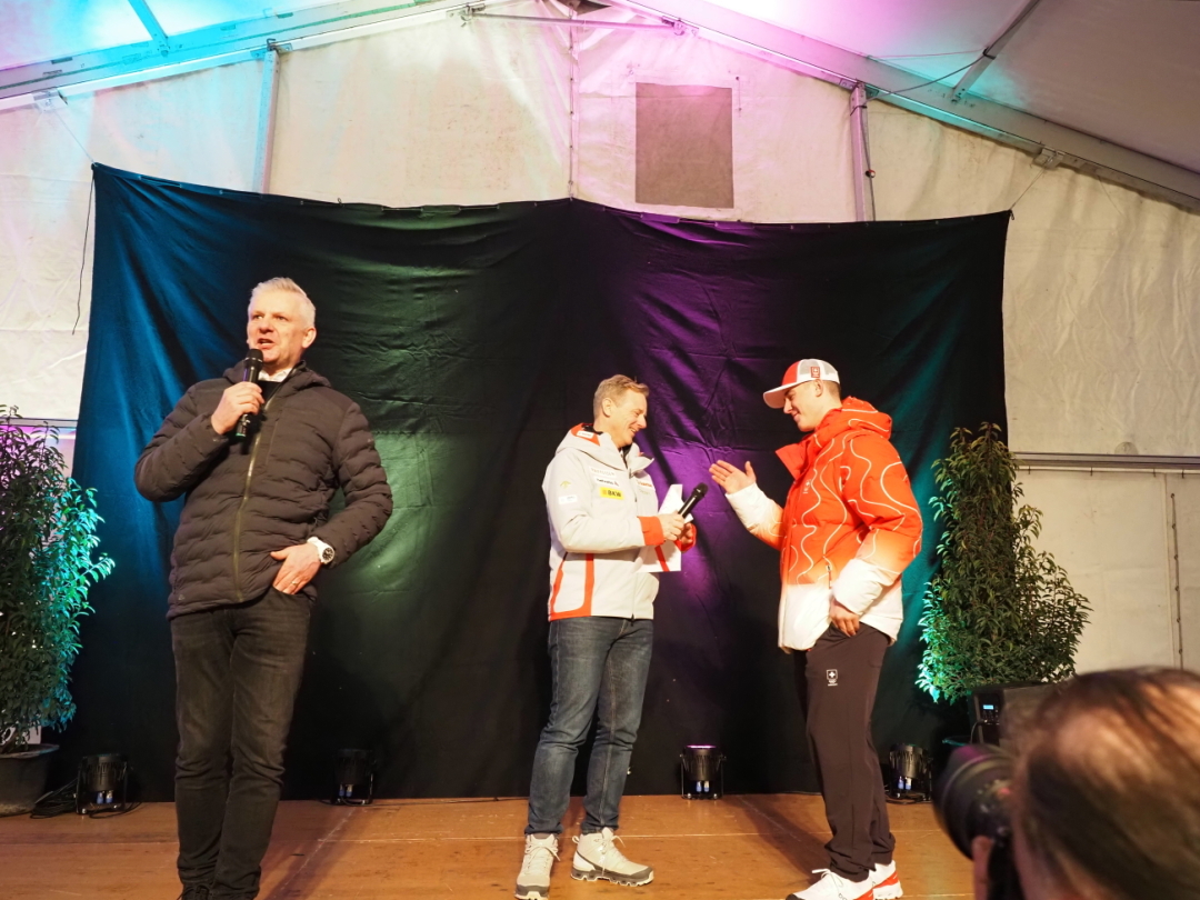 Zeichen der Anerkennung: Franjo von Allmen und Swiss-Ski-Präsident Stefan Binggeli beim Abklatschen auf der Bühne. (Foto: Fabian Kopp / Simmental Zeitung) Zeichen der Anerkennung: Franjo von Allmen und Swiss-Ski-Präsident Stefan Binggeli beim Abklatschen auf der Bühne. (Foto: Fabian Kopp / Simmental Zeitung)