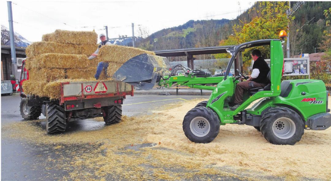 Nach der Schau wird so schnell wie möglich abgeräumt – mit viel Manneskraft, unterstützt durch starke Maschinen. Nach der Schau wird so schnell wie möglich abgeräumt – mit viel Manneskraft, unterstützt durch starke Maschinen.