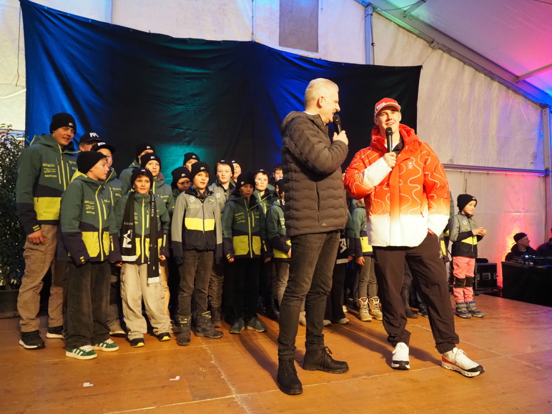 Die nächste Generation steht bereit: Nachwuchsmitglieder des Skiclubs Boltigen feiern ihr Vorbild. (Foto: Fabian Kopp / Simmental Zeitung) Die nächste Generation steht bereit: Nachwuchsmitglieder des Skiclubs Boltigen feiern ihr Vorbild. (Foto: Fabian Kopp / Simmental Zeitung)