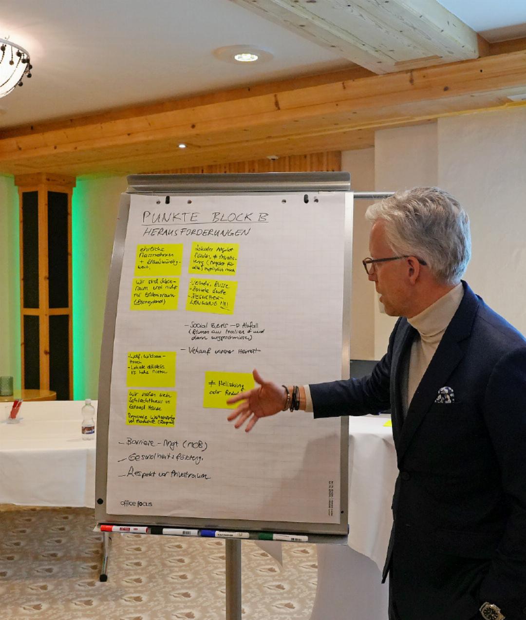 …und im Plenum die gesammelten Ideen für mehr Nachhaltigkeit präsentieren. Der Workshop am Destinationsratsmeeting zeigte aber auch, wo der Schuh drückt. FOTOS: SONJA WOLF …und im Plenum die gesammelten Ideen für mehr Nachhaltigkeit präsentieren. Der Workshop am Destinationsratsmeeting zeigte aber auch, wo der Schuh drückt. FOTOS: SONJA WOLF