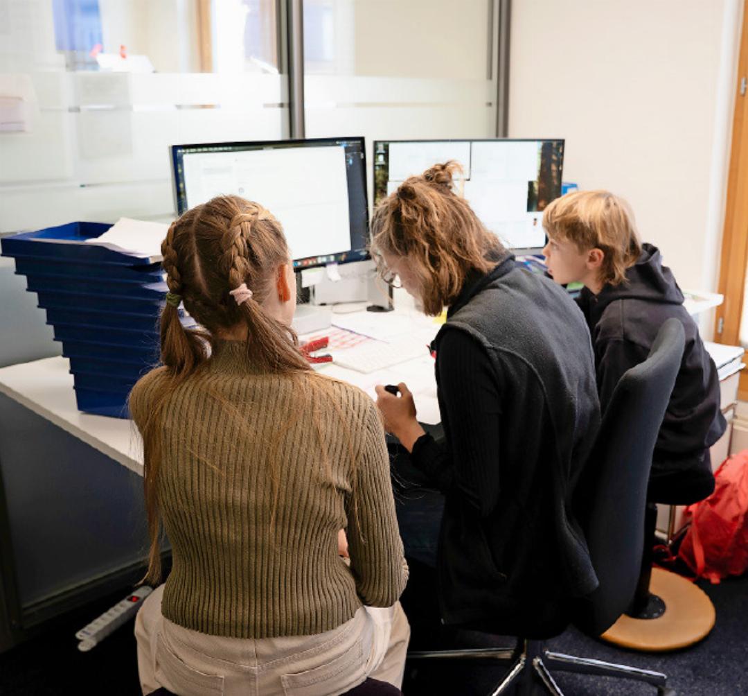 Inserate setzen und die kaufmännisch-administrativen Aufgaben gehörten nicht unbedingt zu Emilies und Jonathans Lieblingsaufgaben... Inserate setzen und die kaufmännisch-administrativen Aufgaben gehörten nicht unbedingt zu Emilies und Jonathans Lieblingsaufgaben...