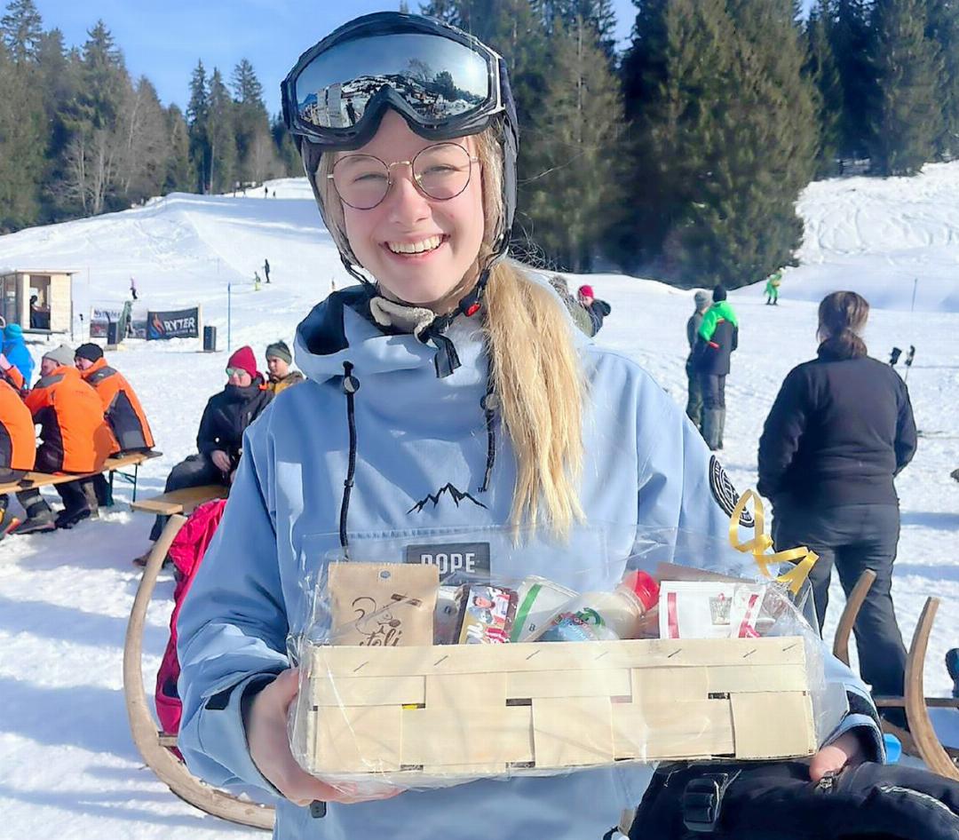 Glücklich halte ich meinen Preis in der Hand. FOTO: SABINE SCHUBIGER Glücklich halte ich meinen Preis in der Hand. FOTO: SABINE SCHUBIGER