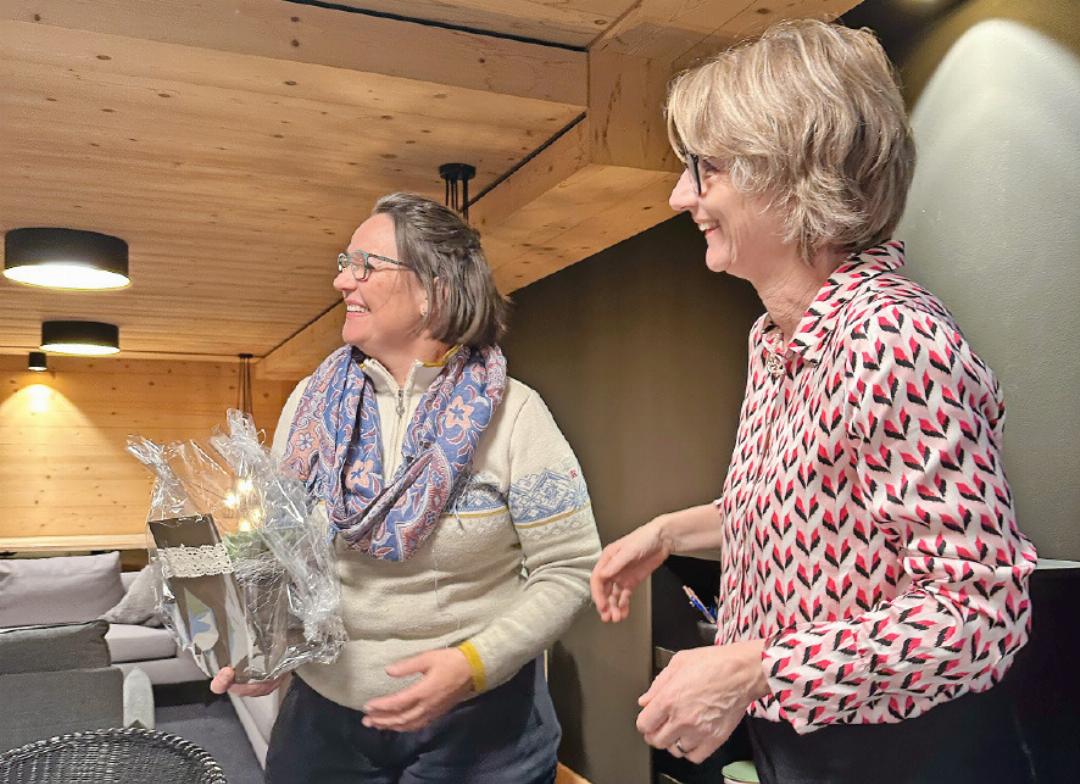 Ein Blumenstrauss für Marjolein Aellen, abtretendes Vorstandsmitglied. FOTOS: DANIELA ROMANG BIELER Ein Blumenstrauss für Marjolein Aellen, abtretendes Vorstandsmitglied. FOTOS: DANIELA ROMANG BIELER