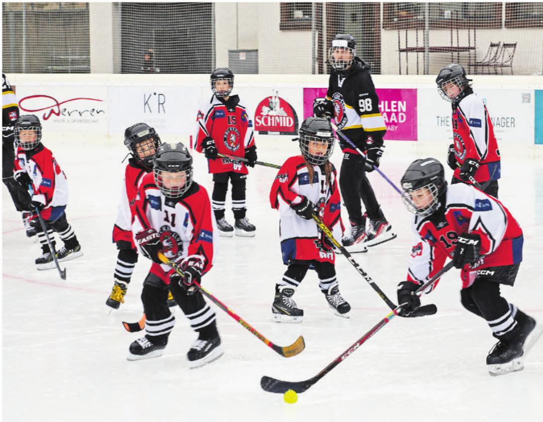 Trotz Regen ganz viel Eishockey. FOTO: PAULA MITTAG Trotz Regen ganz viel Eishockey. FOTO: PAULA MITTAG