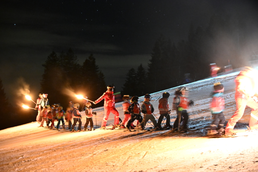 Die Skischule Gstaad bei der Fackelabfahrt, nachdem sie mit einheimischen Kindern eine Pastaparty im Berghaus Eggli gefeiert hatte. Die Skischule Gstaad bei der Fackelabfahrt, nachdem sie mit einheimischen Kindern eine Pastaparty im Berghaus Eggli gefeiert hatte.