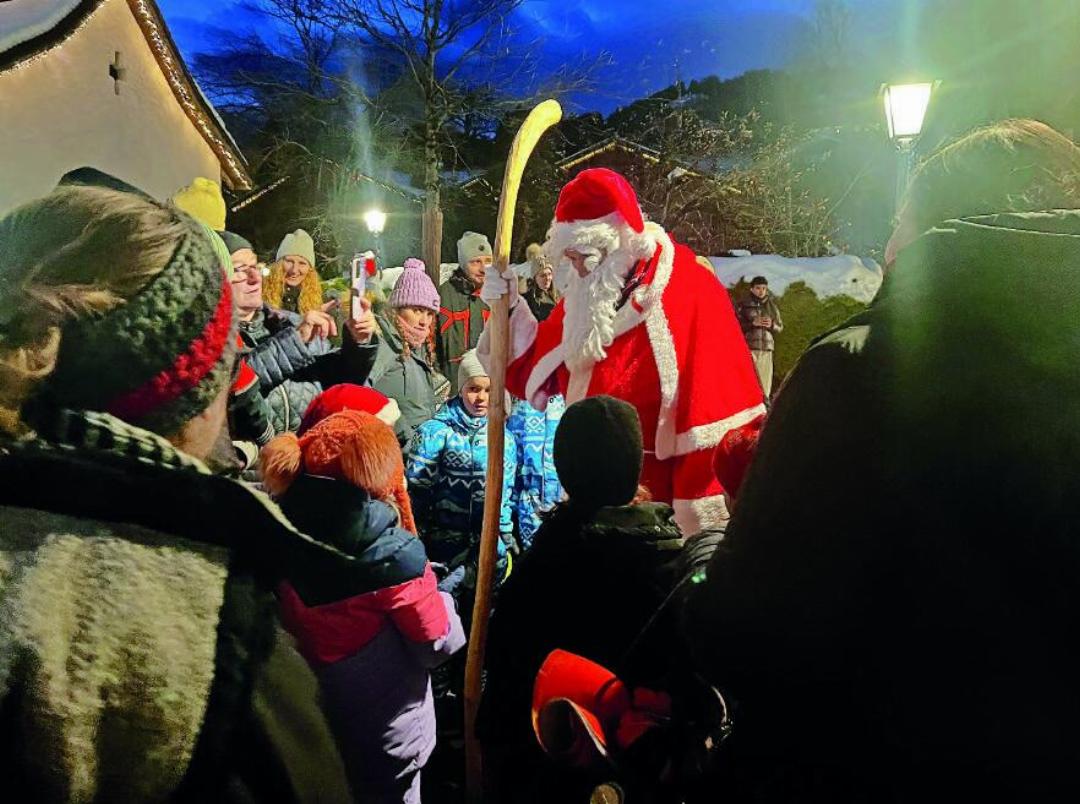 Die Menschen sammeln sich um den Samichlous. FOTOS: PAULA MITTAG Die Menschen sammeln sich um den Samichlous. FOTOS: PAULA MITTAG