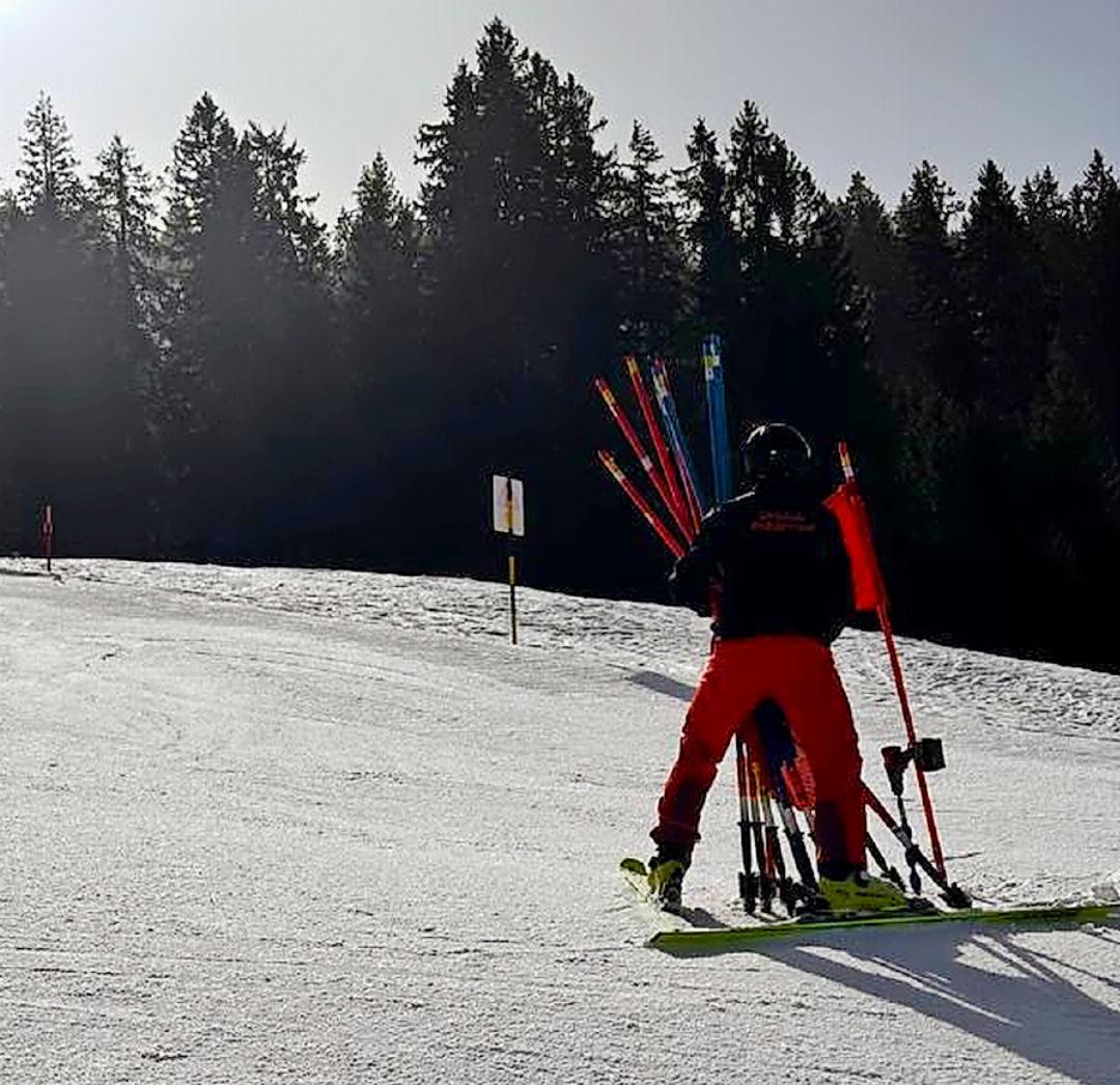 Mike von Grünigen beim Ausstecken des Laufes. Mike von Grünigen beim Ausstecken des Laufes.