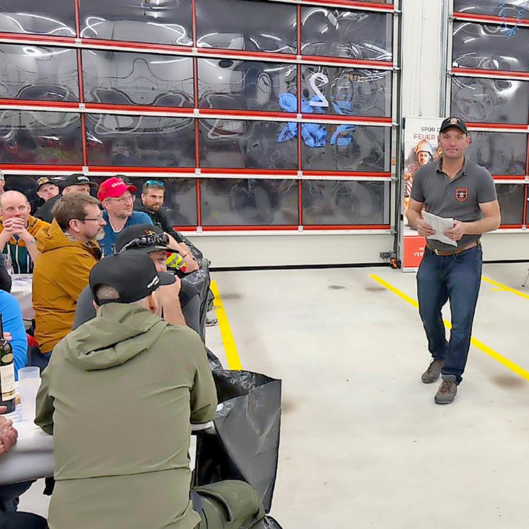 OK-Präsident Daniel Michel (Feuerwehr Saanen) führt souverän durch die Siegerehrung. OK-Präsident Daniel Michel (Feuerwehr Saanen) führt souverän durch die Siegerehrung.