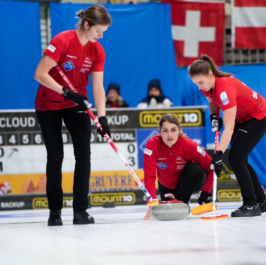 Celine Schwizgebel (Mitte) fokussiert bei der Steinabgabe. Celine Schwizgebel (Mitte) fokussiert bei der Steinabgabe.