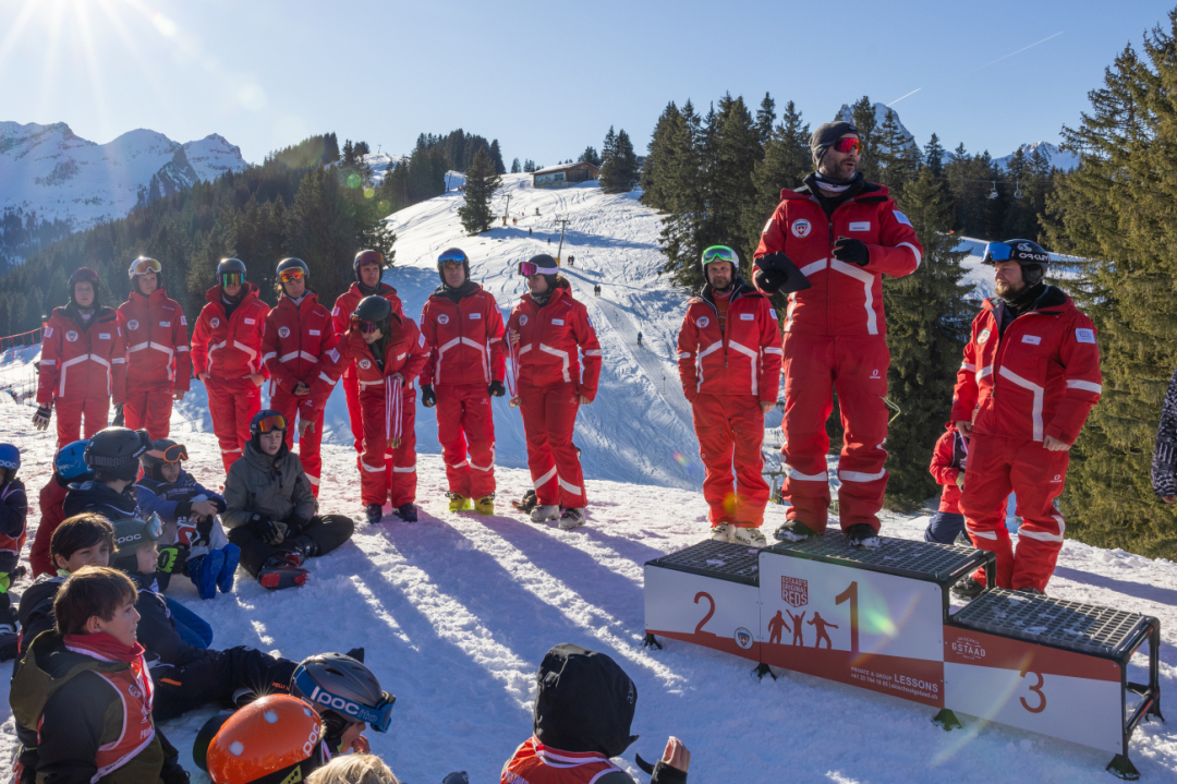 Michael Zimmermann (zu oberst auf dem Podest) verkündet die Resultate eines Schülerskirennens. Michael Zimmermann (zu oberst auf dem Podest) verkündet die Resultate eines Schülerskirennens.