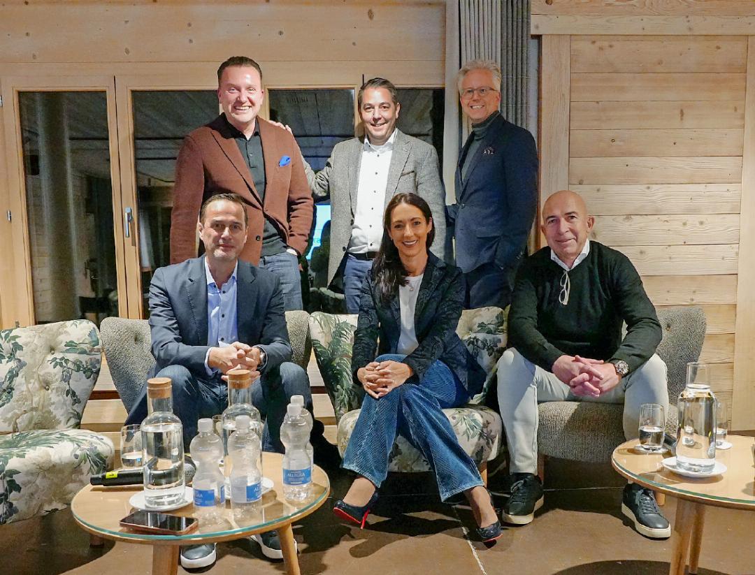 Neu in den Vorstand gewählt: François Grohens, Direktor vom Bernerhof (vorne
links). Der restliche Vorstand (vorne): Mirka Czybik, Pedro Ferreira, (hinten von links) Stefan Ludwig, Präsident Christof Huber und Vizepräsident Ermes Elsener. Neu in den Vorstand gewählt: François Grohens, Direktor vom Bernerhof (vorne
links). Der restliche Vorstand (vorne): Mirka Czybik, Pedro Ferreira, (hinten von links) Stefan Ludwig, Präsident Christof Huber und Vizepräsident Ermes Elsener.