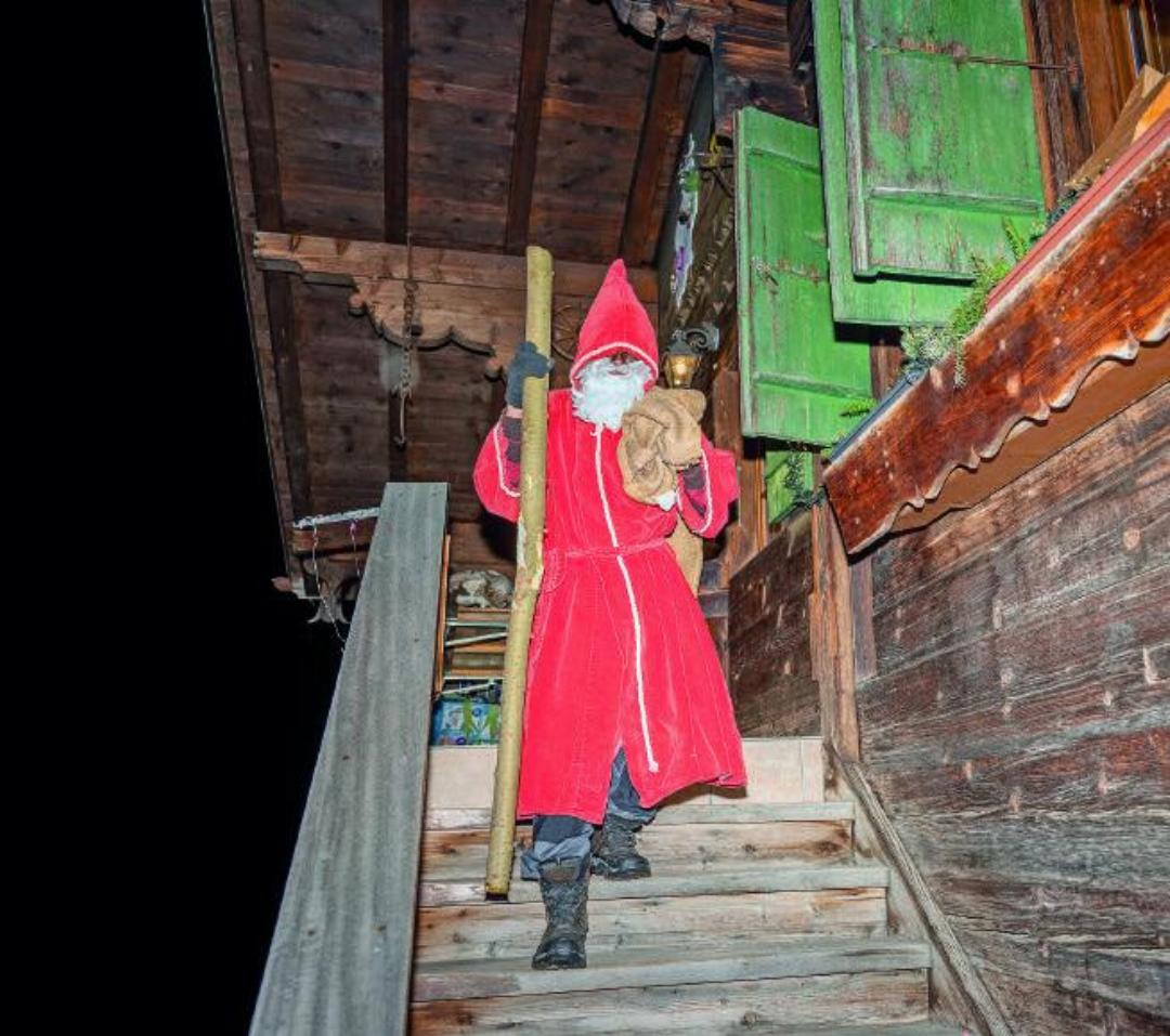 Der Samichlous verlässt die gute Stube .
FOTOS : PIA ULRICH Der Samichlous verlässt die gute Stube .
FOTOS : PIA ULRICH