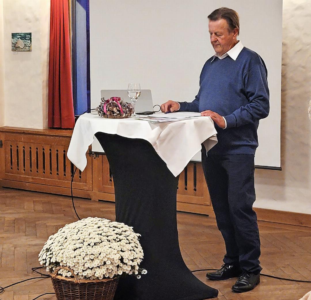 Der Präsident des Seniorenrats, Ueli Müller, begrüsst die Neupensionierten. Der Präsident des Seniorenrats, Ueli Müller, begrüsst die Neupensionierten.