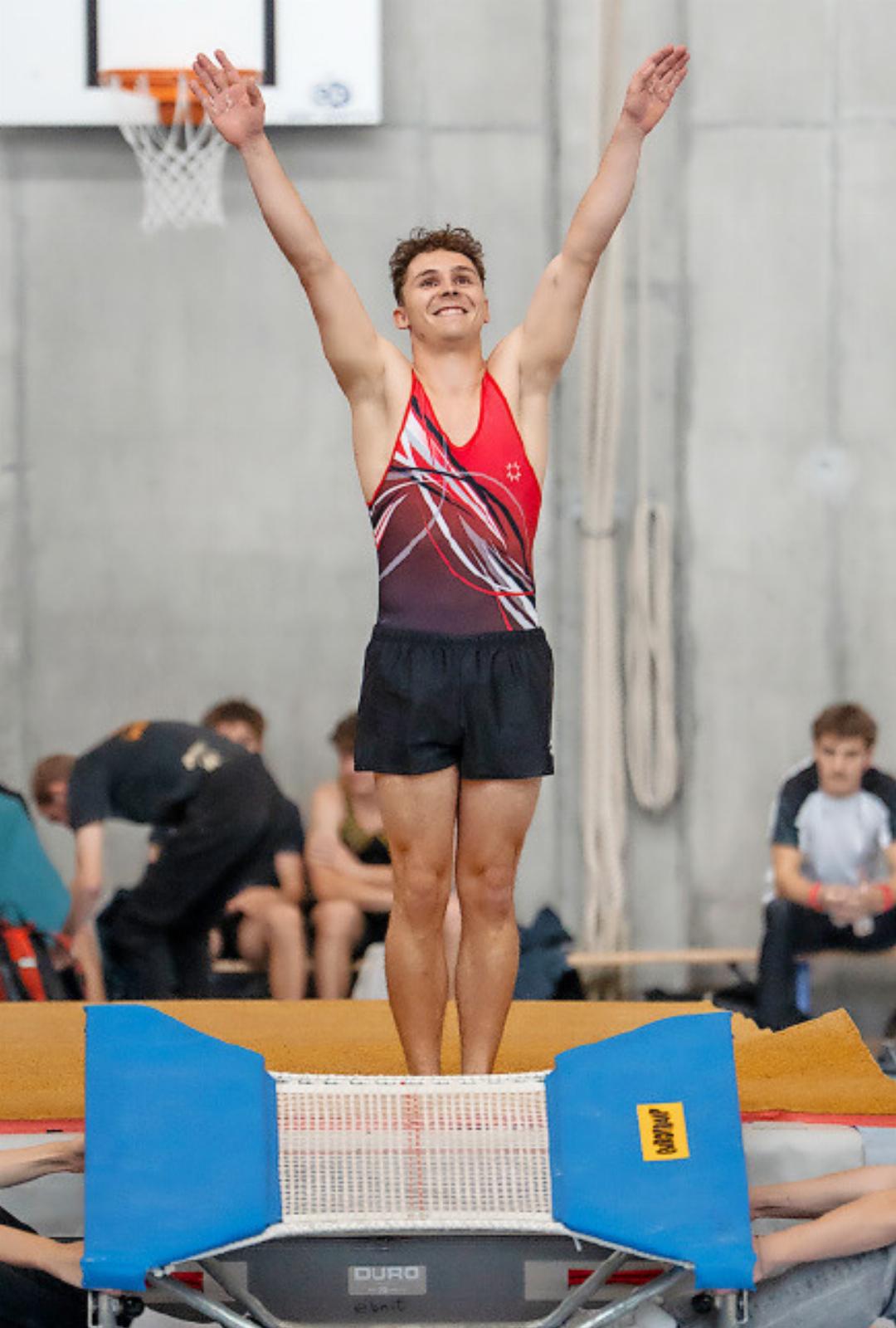 OK-Präsident Diego Marti nach seinem geglückten Sprung. OK-Präsident Diego Marti nach seinem geglückten Sprung.