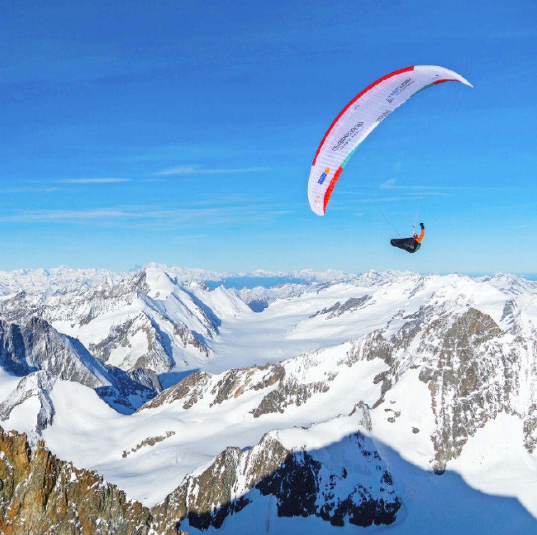 Chrigel Maurer über dem Finsteraarhorn. FOTO: SEPP INNIGER Chrigel Maurer über dem Finsteraarhorn. FOTO: SEPP INNIGER