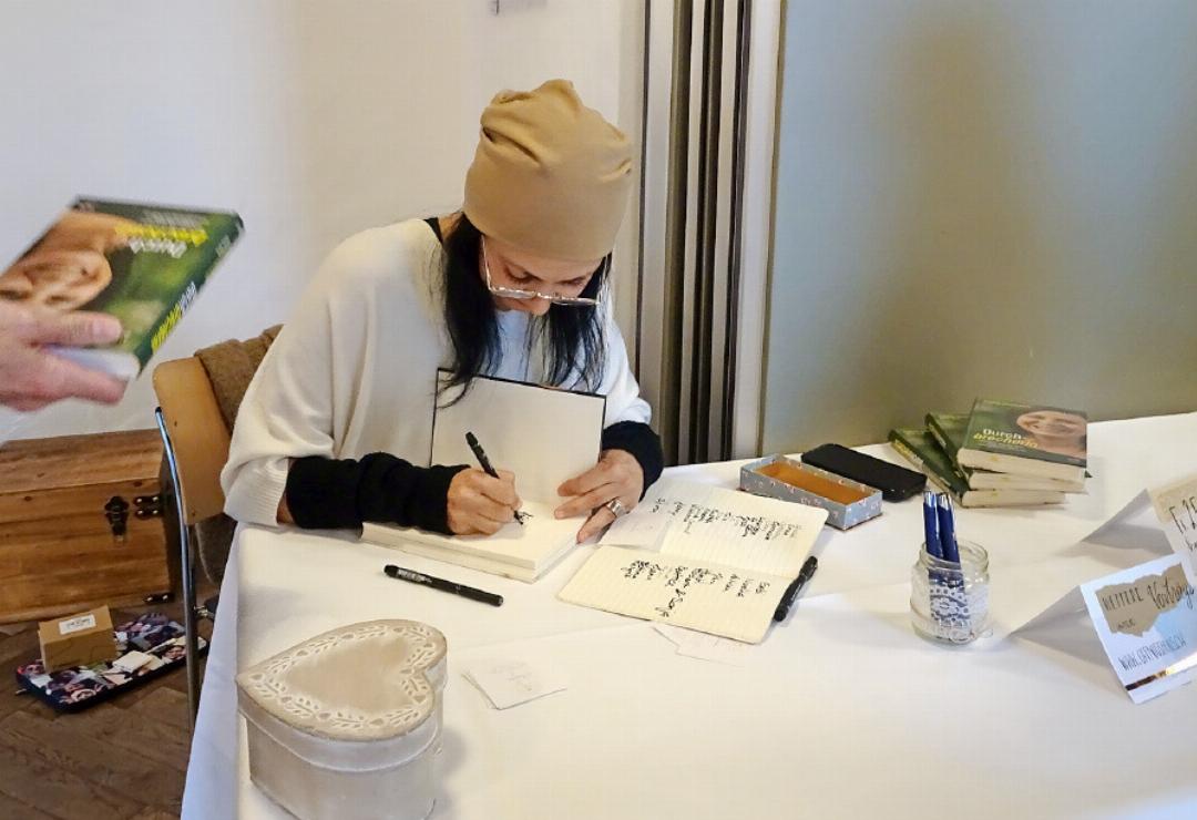 Das Buch «Durchbrecherin» von Florida Zimmermann wurde zum Kauf angeboten und auf Wunsch von der Autorin signiert. Das Buch «Durchbrecherin» von Florida Zimmermann wurde zum Kauf angeboten und auf Wunsch von der Autorin signiert.