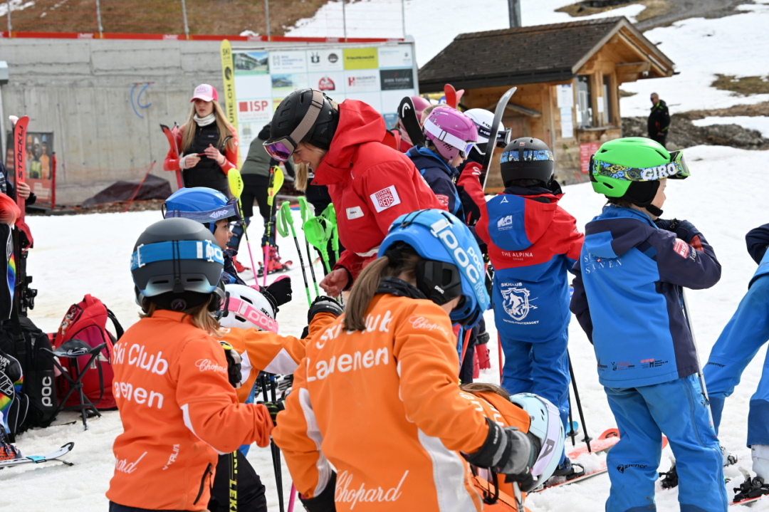 Unterschiedliche Clubjacken, ein gemeinsames Erlebnis: Kinder aus Gstaad, Lauenen, Saanen und Gsteig- Feutersoey trainieren in der JO Saanenland, betreut von Skilehrpersonen. Unterschiedliche Clubjacken, ein gemeinsames Erlebnis: Kinder aus Gstaad, Lauenen, Saanen und Gsteig- Feutersoey trainieren in der JO Saanenland, betreut von Skilehrpersonen.