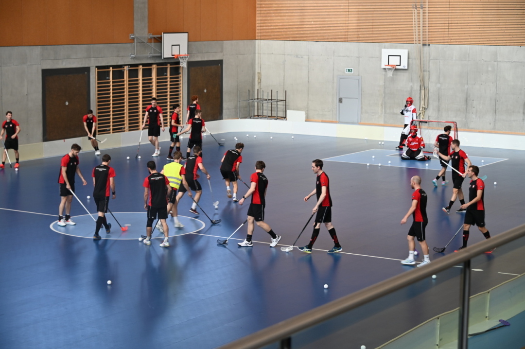 Goalie-Training: Unzählige, kurz aufeinanderfolgende Schüsse aufs Tor fordern die ganze Aufmerksamkeit des Goalies. (Foto: Jenny Sterchi) Goalie-Training: Unzählige, kurz aufeinanderfolgende Schüsse aufs Tor fordern die ganze Aufmerksamkeit des Goalies. (Foto: Jenny Sterchi)